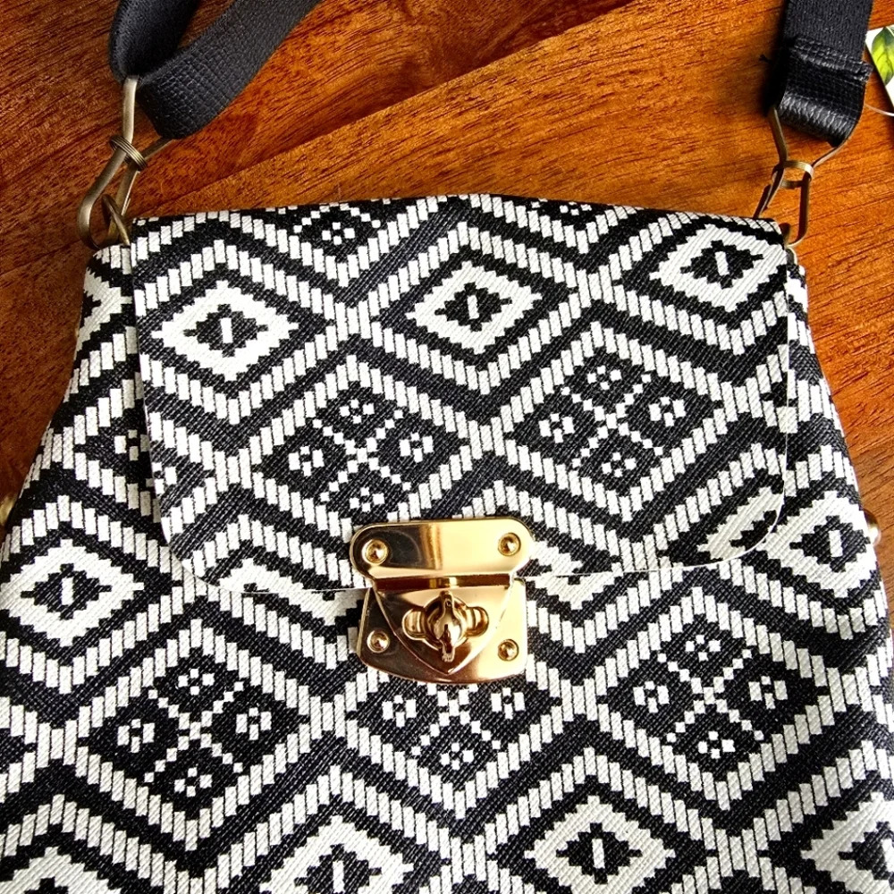 Black White Geometric Printed Flap Stud Clasp Weave Y2K Crossbody Fashion‎ Purse - Picture 4 of 5
